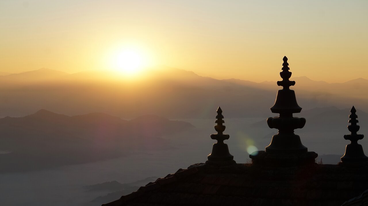 Sonnenaufgang vom Tempel aus beobachtet  mit dem Himalaya im Hintergrund. | © Constanze Schwarz
