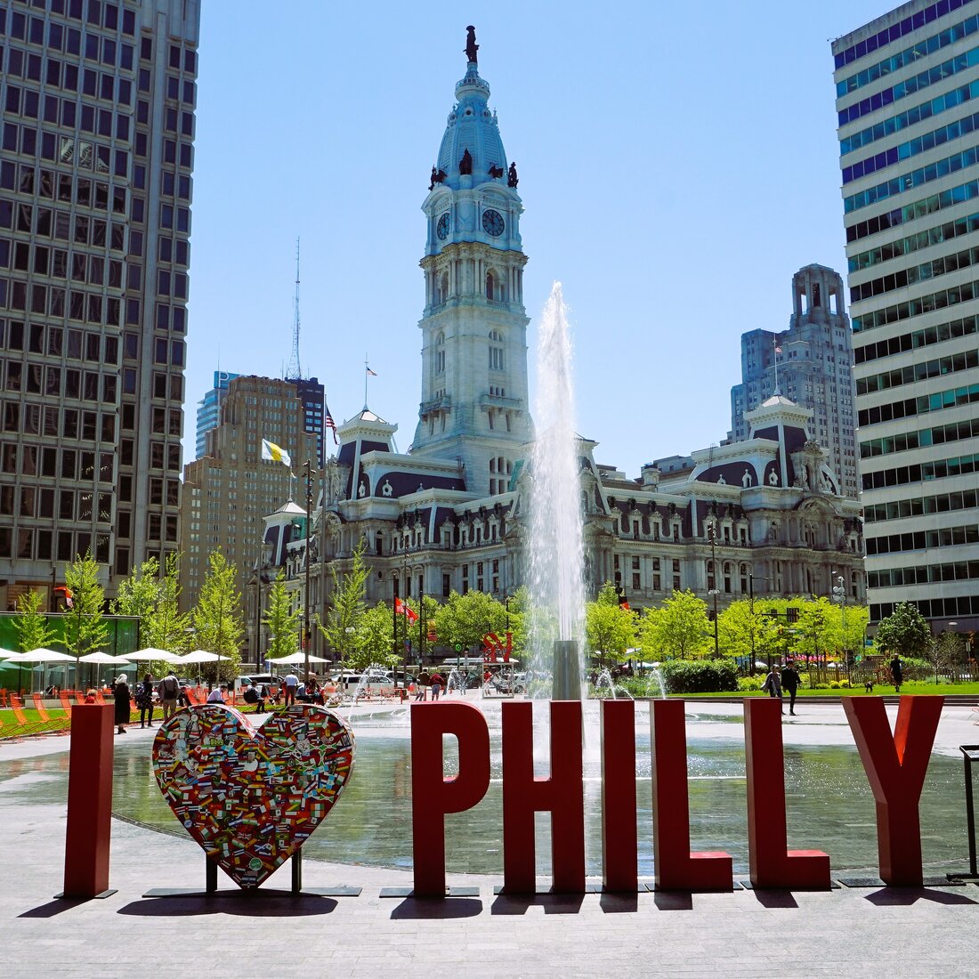 Schriftzug I love Philly im Love Park mit einem Springbrunnen, historischen Gebäuden und Wolkenkratzern im Hintergrund | © Constanze Schwarz