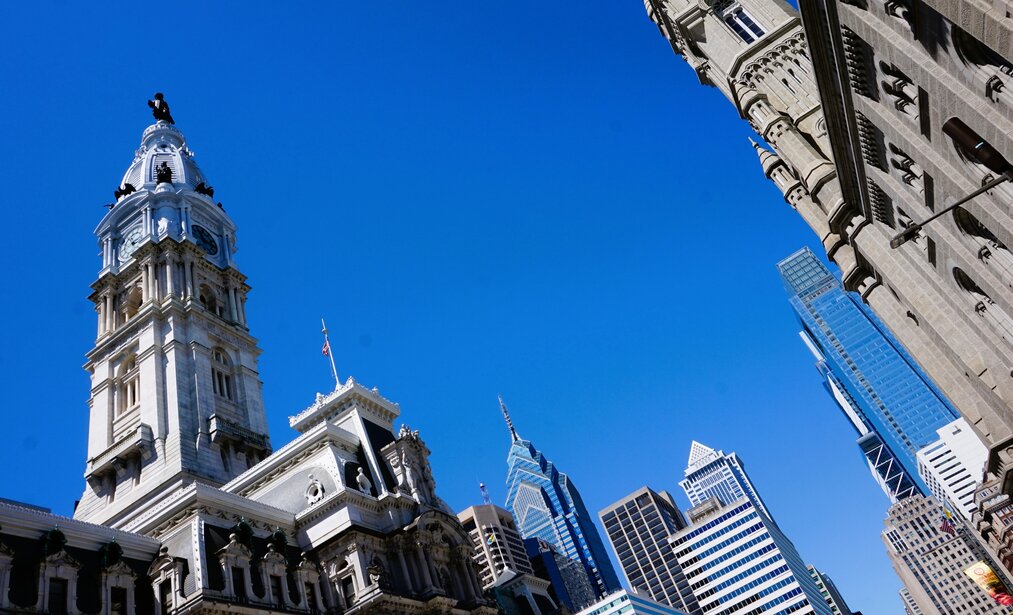 Ansicht der Philadelphia City Hall mit blauem Himmerl | © Constanze Schwarz