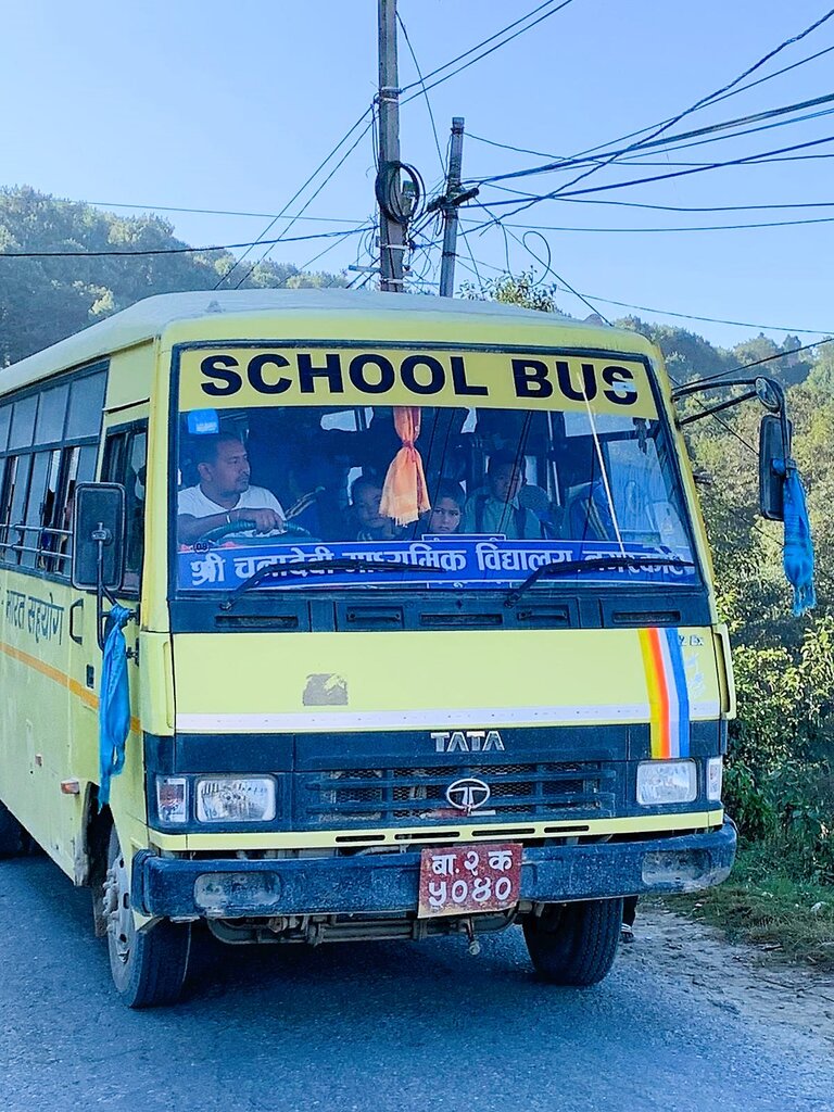 Ein Schulbus bringt Kinder zur Schule. | © Constanze Schwarz