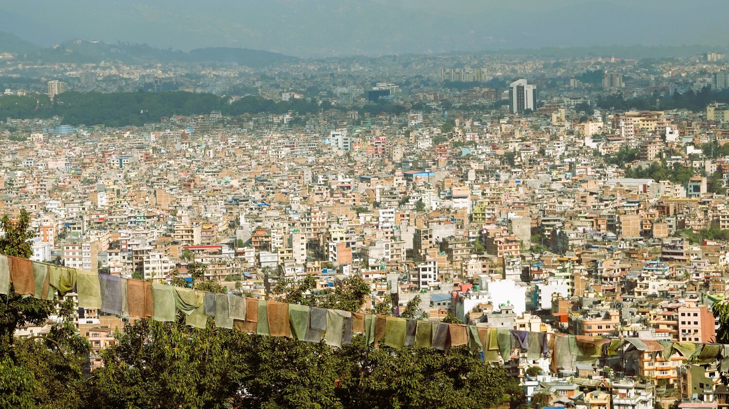 Weitläufiger Blick von einem Berg auf Kathmandu. | © Constanze Schwarz