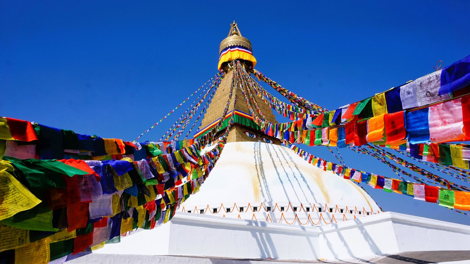 Blick auf das Dach der Boudhanath Stupa mit den, für Nepal, typischen Fahnengirlanden. | © Constanze Schwarz