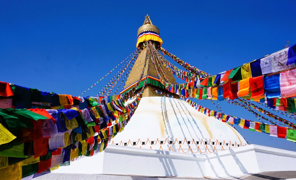 Blick auf das Dach der Boudhanath Stupa mit den, für Nepal, typischen Fahnengirlanden. | © Constanze Schwarz