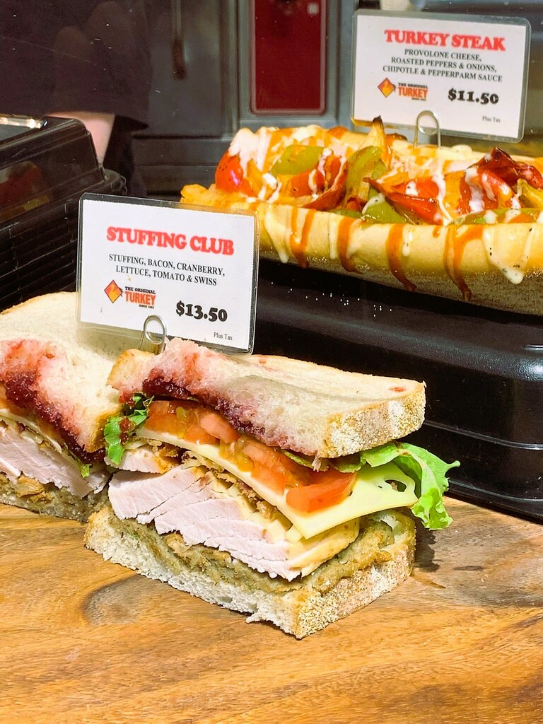 Sandwiches in der Auslage mit Preisschildern im Reading Market Terminal Philly | © Constanze Schwarz