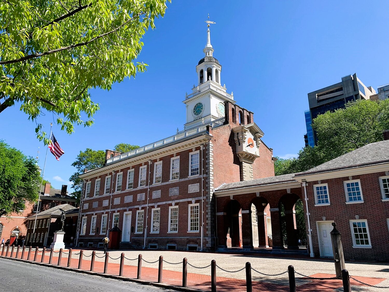Weitwinklige Aufnahme einer Aussenansicht der Independence Hall | © Constanze Schwarz