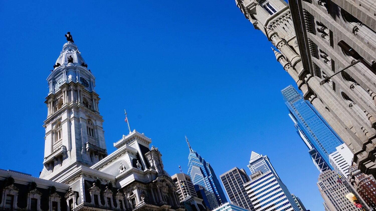 Ansicht der Philadelphia City Hall mit blauem Himmerl | © Constanze Schwarz