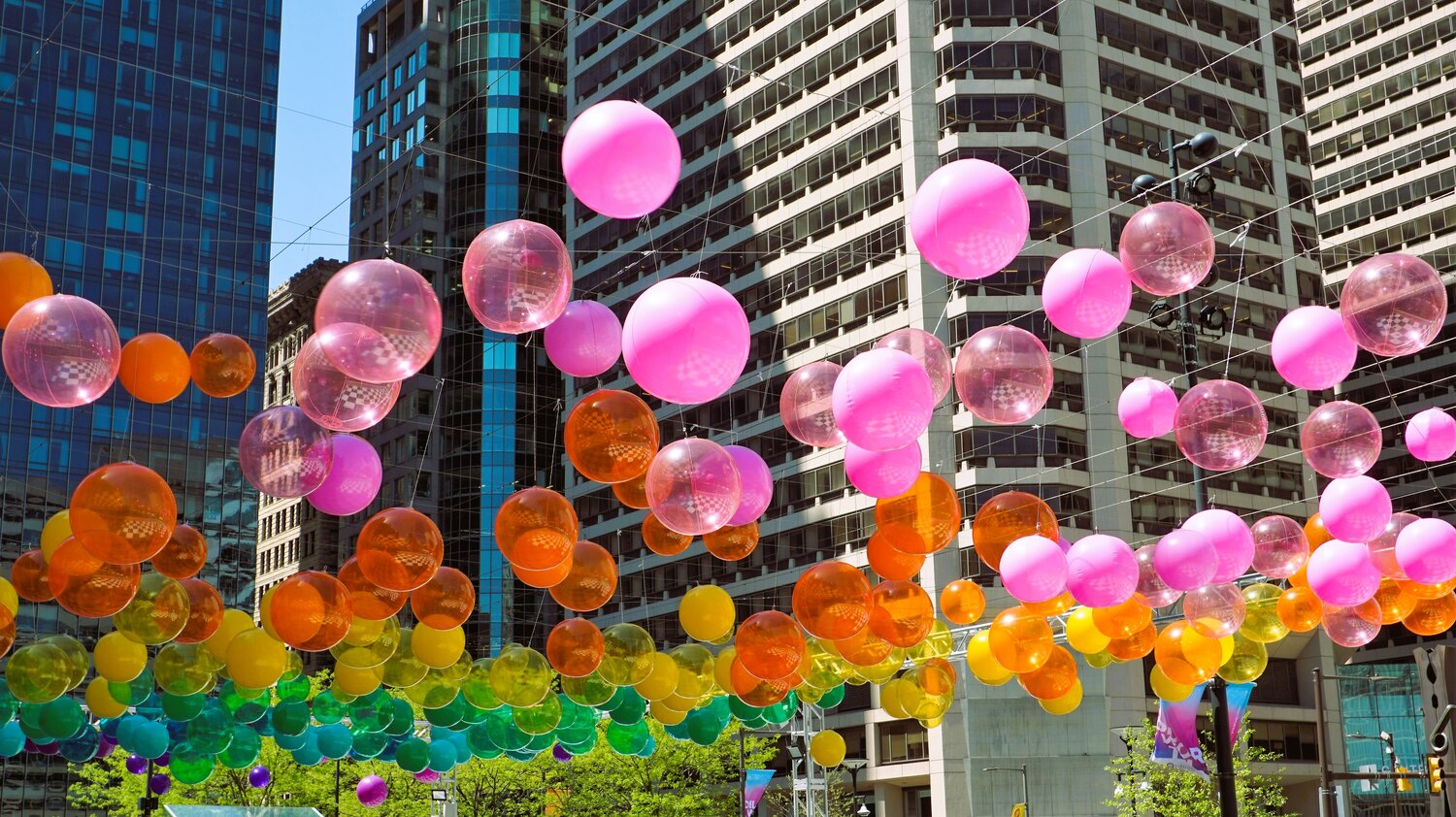 Eine Kunstinstallation mit bunten Luftballons im Dilworth Park | © Constanze Schwarz