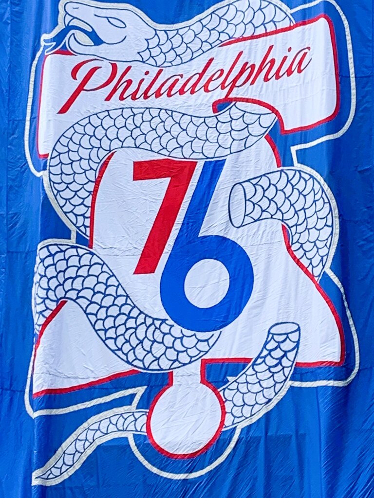 Fahne der Philadelphia 76er Basketballmannschaft mit einer Schlange, dem Schriftzug Philadelphia und der Zahl 76 im Logo | © Constanze Schwarz