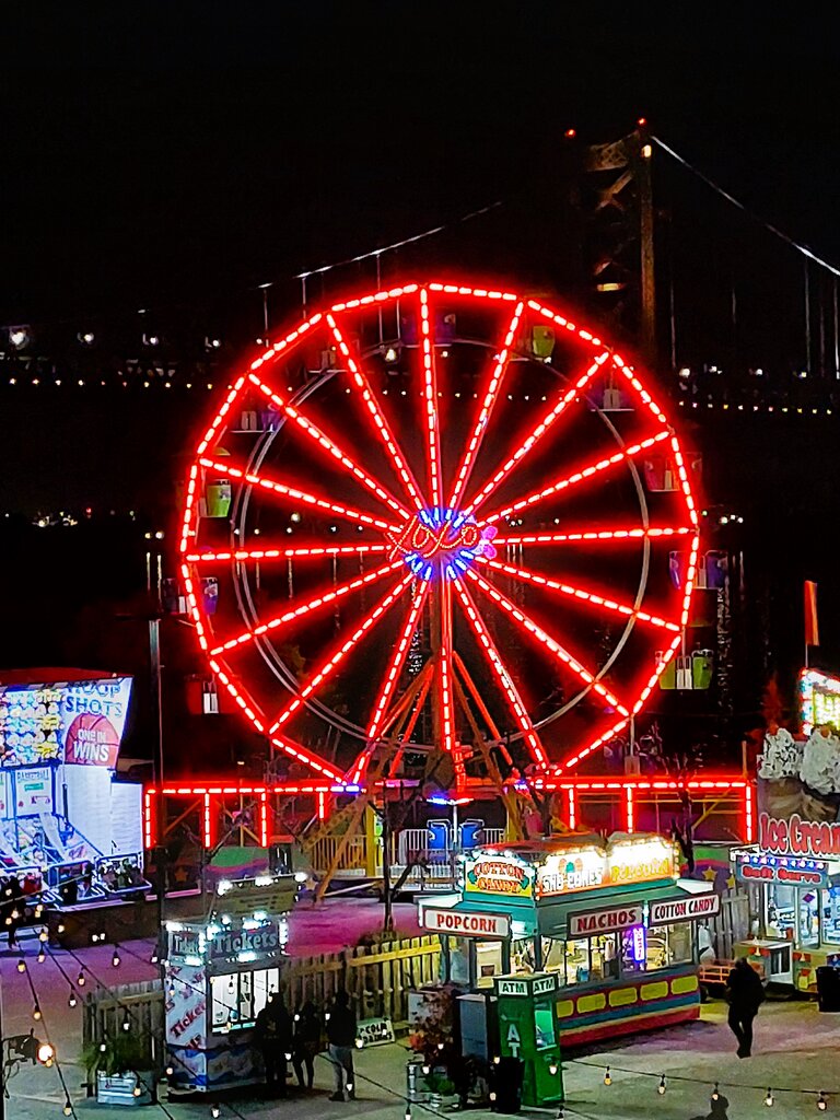 Ein beleuchtetes Riesenrad in der Nacht im beliebten Viertel Penns Landing | © Constanze Schwarz