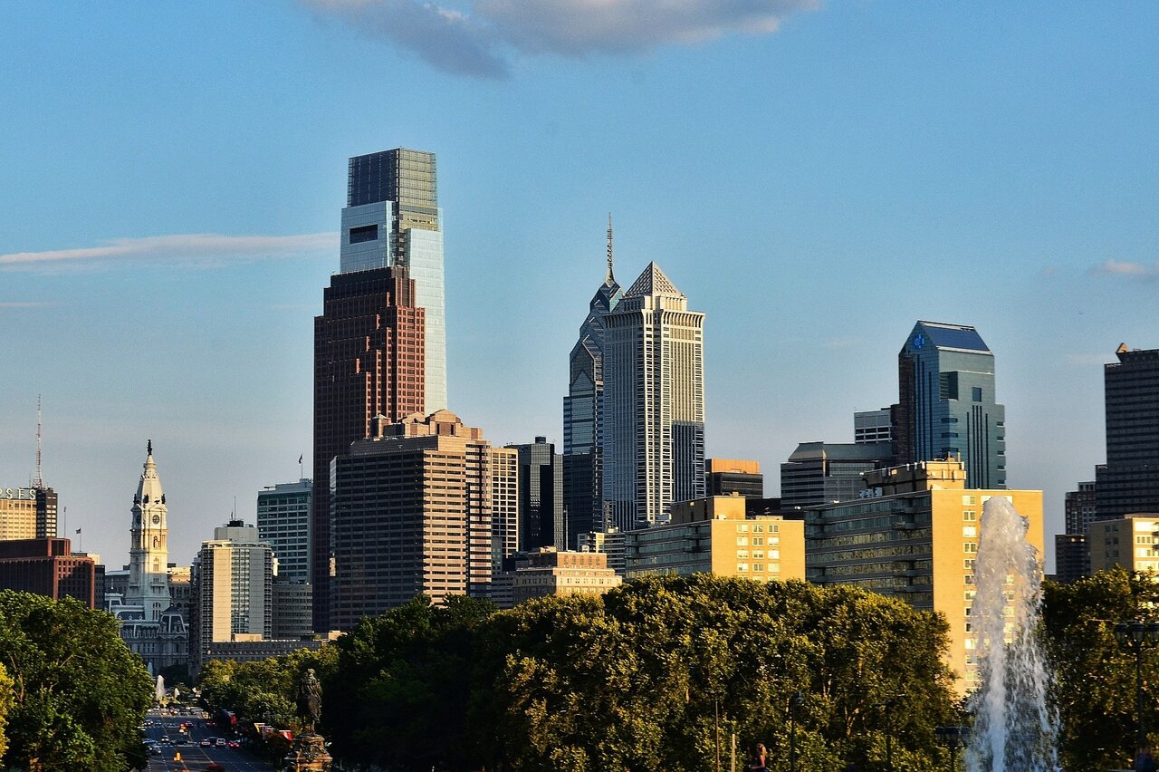 Blick auf die Skyline von Philadelphia. Das Bild zeigt mehrere Wolkenkratzer mit Bäumen im Vordergrund. | © Pixabay|BruceEmmerling