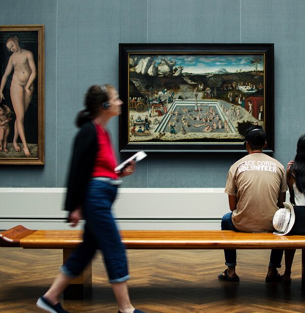 Besucherin schlendert durch ein Museum mit alten Meistern. | © unsplash | Mihai Surdu